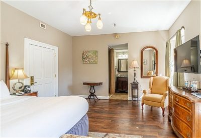Deluxe 1 King guestroom