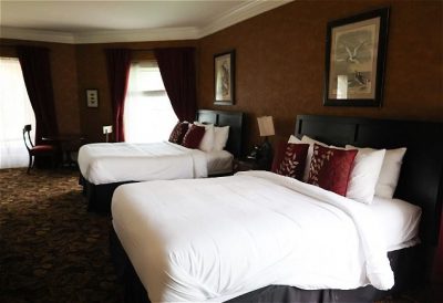Junior Suite 2 Queens guestroom